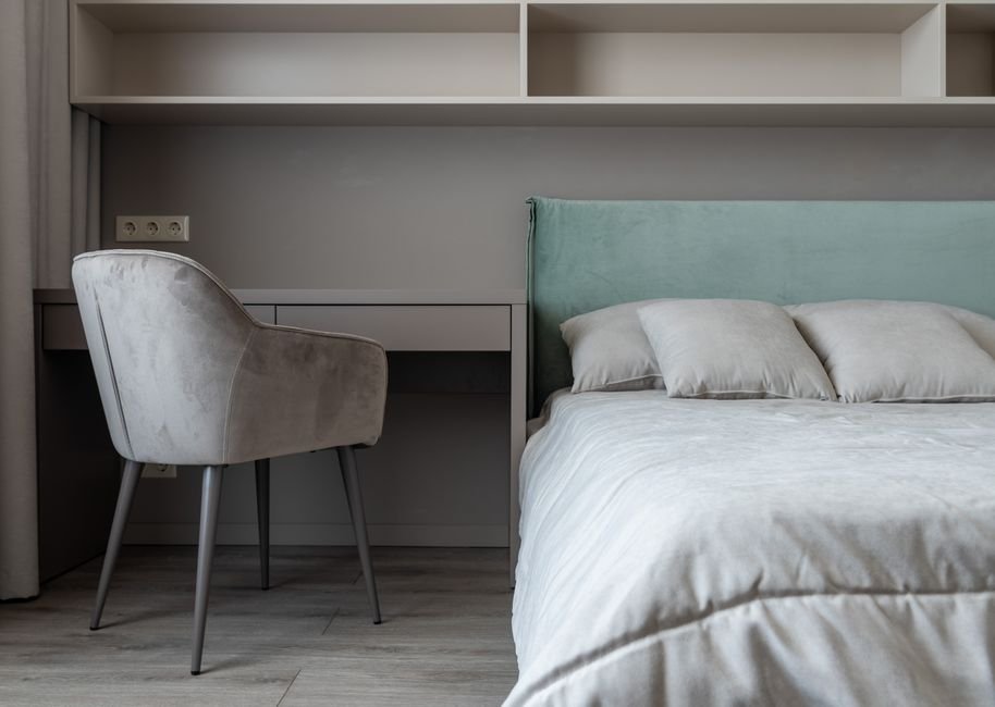 Rauhallinen minimalistinen makuuhuone